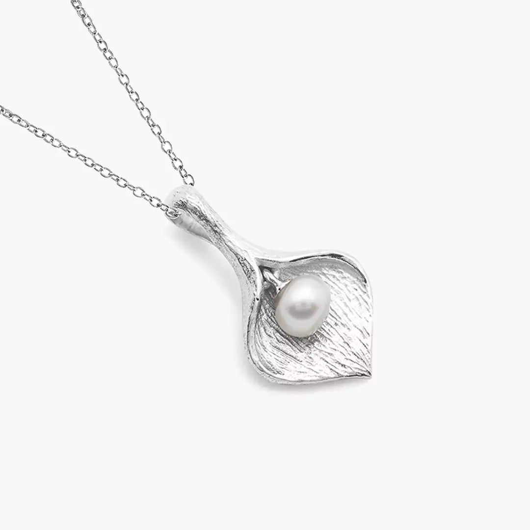 Leaf Bud Pearl Necklace